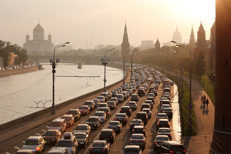 Od początku lat 90. XX wieku liczba mieszkańców Rosji konsekwentnie spada. Z tego powodu - aby utrzymać w ryzach gospodarczą machinę - rosyjski rząd stara się przyciągnąć do kraju imigrantów z byłych republik radzieckich.