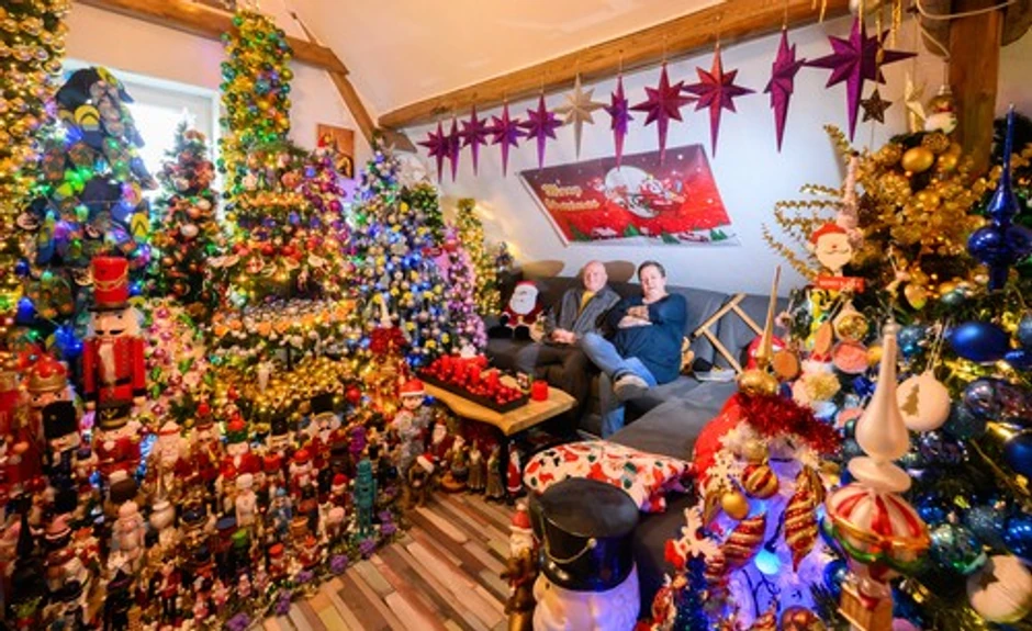 Suzana i Tomas u svom domu okruženi jelkama