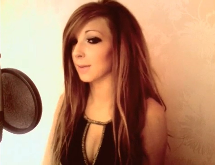 Mlada Britanka Džema Hikson muziku stvara u improvizovanom studiju u spavaćoj sobi