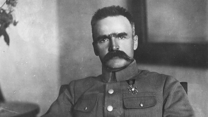 Konstytucję marcową uchwalono 17 marca 1921 roku. Na czele państwa stał wówczas Józef Piłsudski