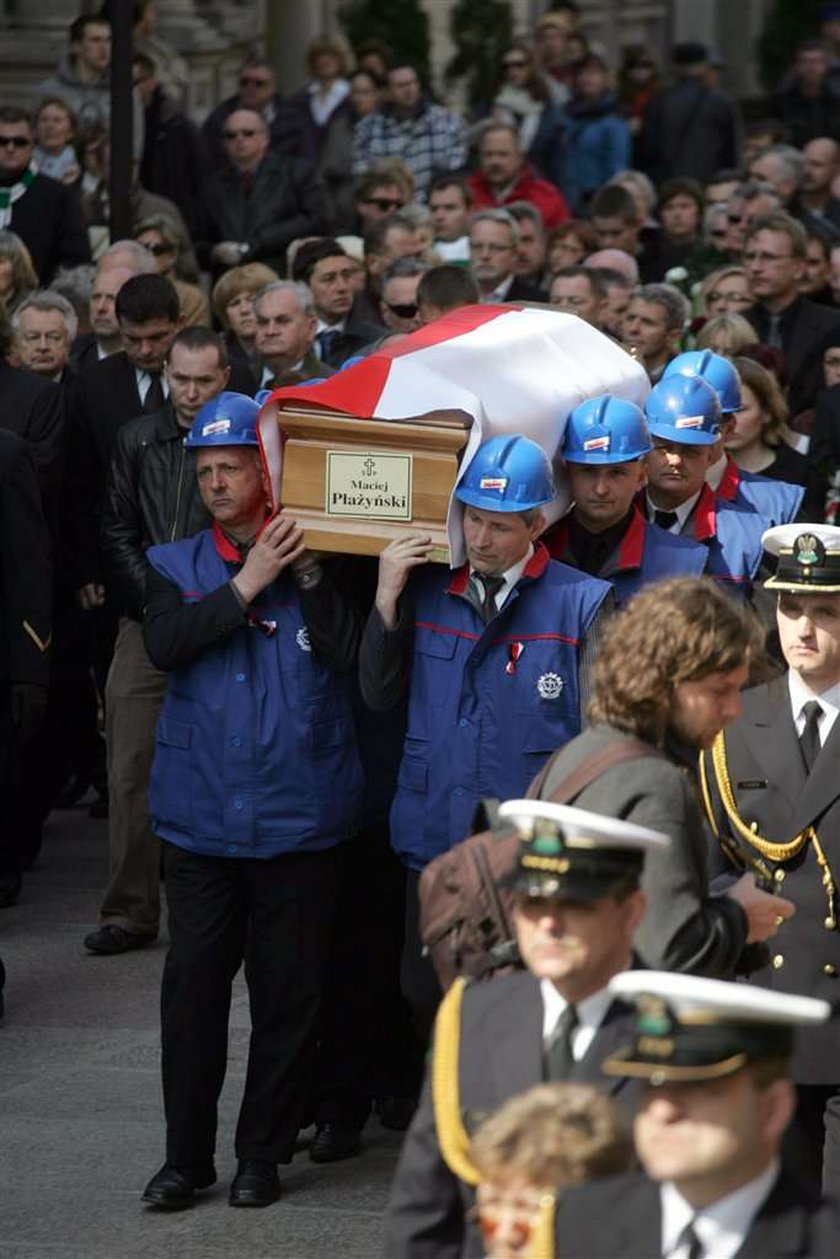 Trumna z ciałem Macieja Płażyńskiego, który zginął w katastrofie prezydenckiego samolotu pod Smoleńskiem, została przywieziona w poniedziałek do Gdańska. Najpierw karawan zatrzymał się przed siedzibą Urzędu Wojewódzkiego i Marszałkowskiego