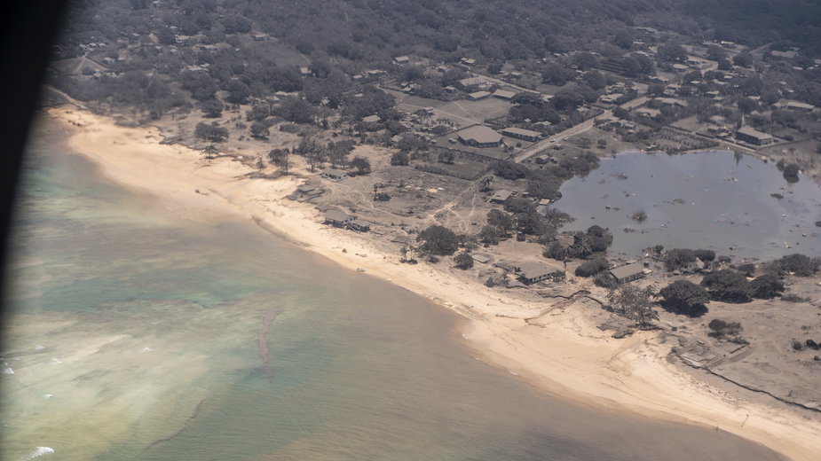 Zdjęcia z przelotu nad pokrytymi popiołem obszarami wysp Tonga