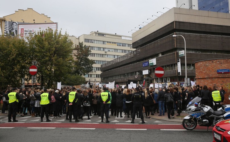 Czarny protest przed siedzibą PiS