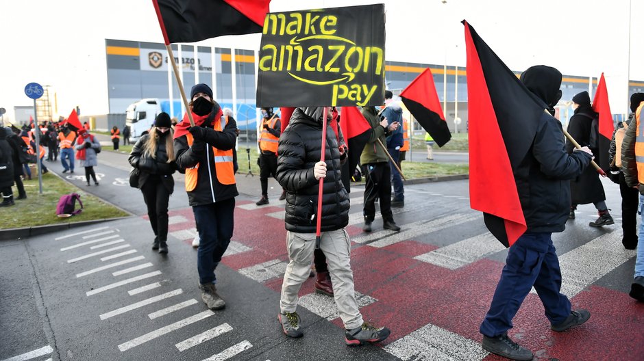 Pracownicy polskiego oddziału Amazona podczas protestu przed jednym z magazynów firmy