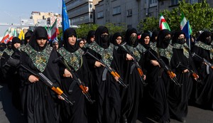 Pripadnice paravojne jedinice Basidž, povezane sa Iranskom revolucionarnom gardom, drže oružje tokom parade provladinih iranskih žena