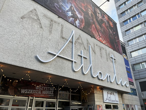 Kino Atlantic w Warszawie z nowym szyldem. Neon był zbyt drogi