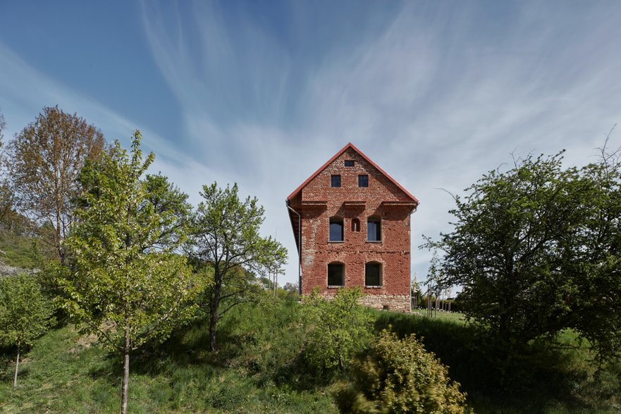 Wiejska chata zmieniona w nowoczesny dom. Tak to robią Czesi