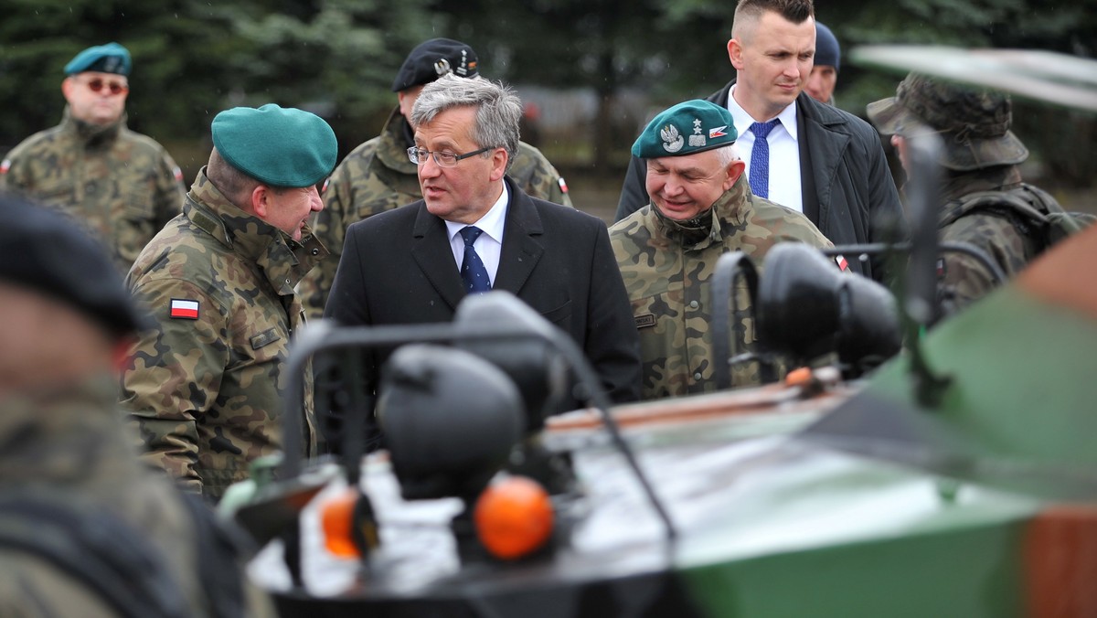 Musimy zadbać o wzmocnienie ściany wschodniej w sensie zdolności obronnych - powiedział prezydent Bronisław Komorowski w garnizonie w Siedlcach podczas wizyty w16. Pomorskiej Dywizji Zmechanizowanej.