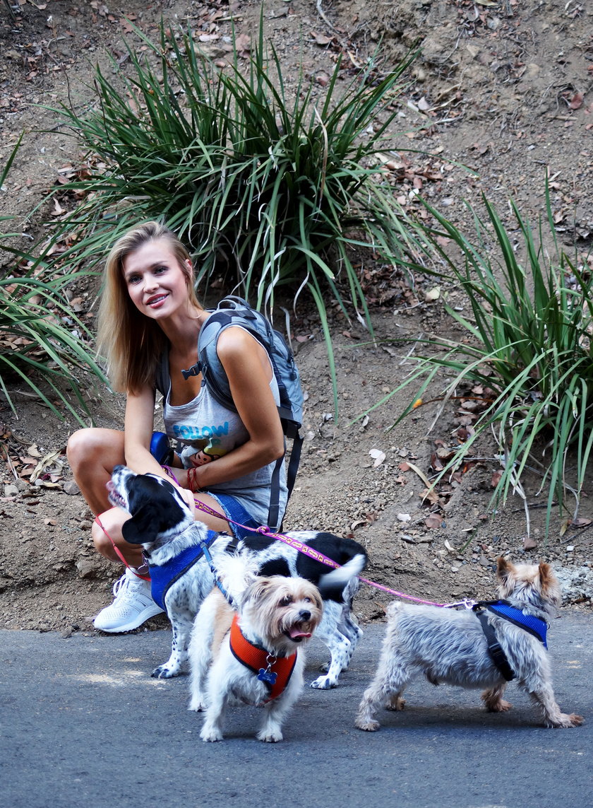 Joanna Krupa z psami w Los Angeles