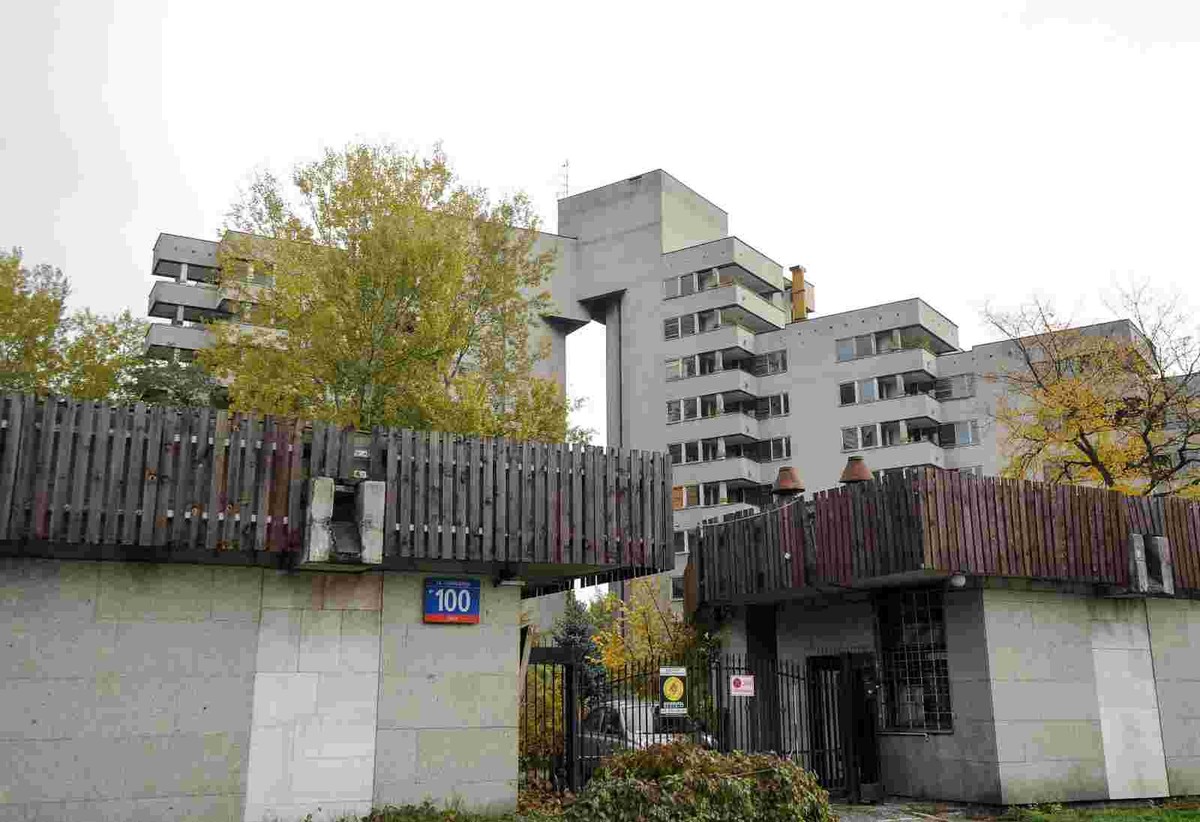 Na zdjęciu archiwalnym z 27.10.2016. opuszczony budynek na ulicy Sobieskiego 100 w Warszawie. Federacja Rosyjska ma zapłacić Skarbowi Państwa ponad 7,8 mln zł za bezumowne korzystanie z nieruchomości przy ul. Sobieskiego 100 w Warszawie - orzekł, 9 listopada 2016r. Sąd Okręgowy w Warszawie. Wyrok jest nieprawomocny. (cat) PAP/Marcin Obara