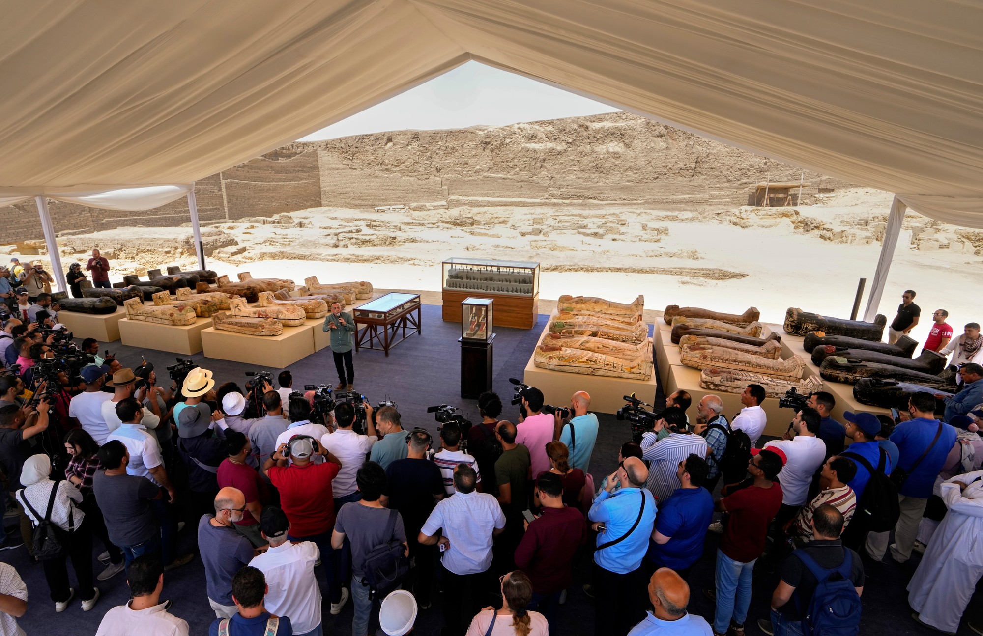 Sarkofágy budú vystavené v priestoroch Veľkého egyptského múzea.