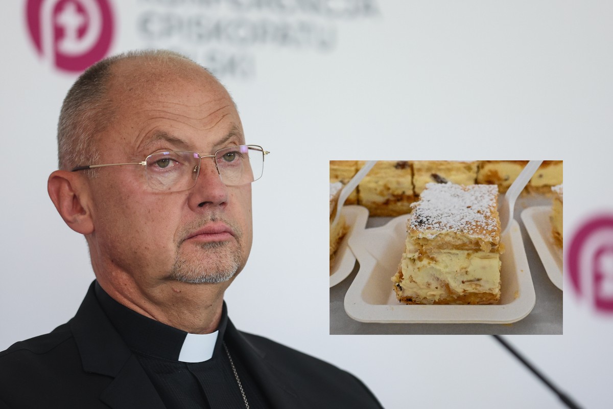 Duchowny w koloratce stoi przed tablicą z napisem w tle, a obok widoczna jest wstawiona fotografia ciasta kremówki na talerzyku.