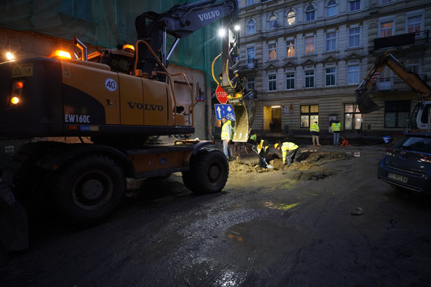 Usuwanie awarii w związku z pęknięciem rury na ulicy Legionów w Łodzi