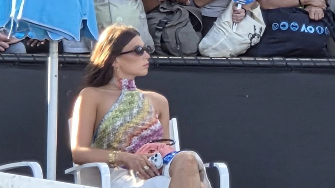 Lepotica došla na trening i sela blizu Novaka: Zanosna brineta OPČINILA Melburn, a u vezi je sa Srbinom /FOTO/