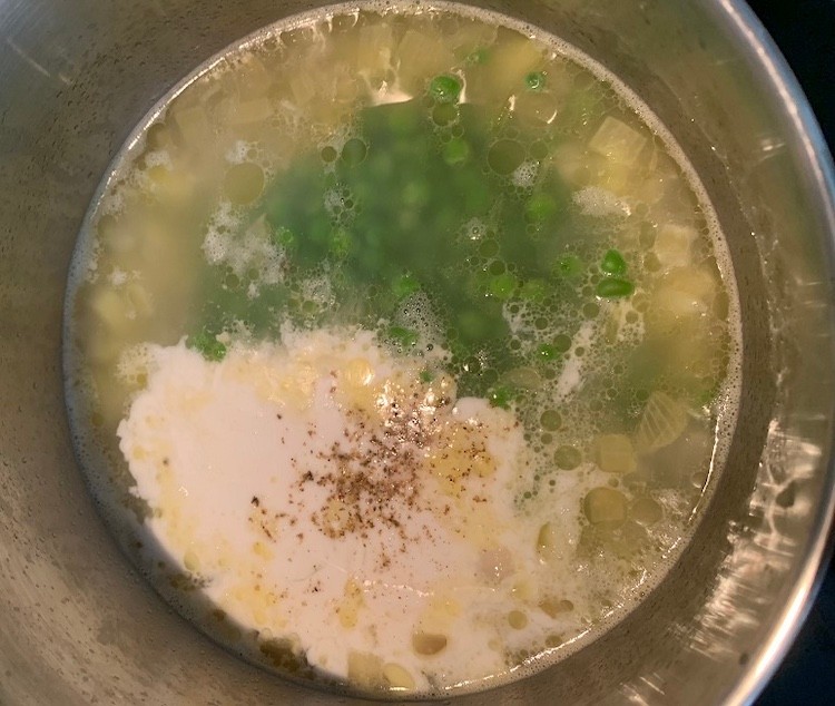 Ako pripraviť hráškový krém s kokosovým mliekom.