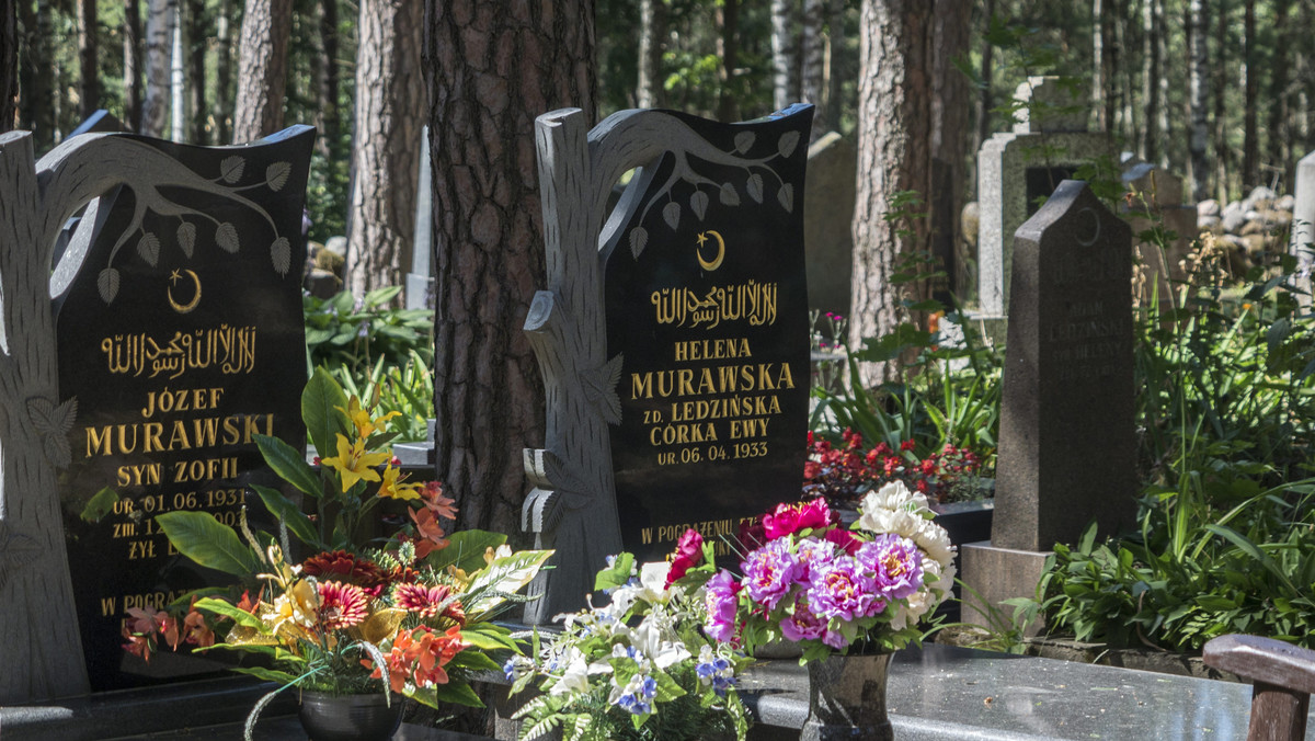 W województwie podlaskim, gdzie żyją przedstawiciele różnych wyznań, także prawosławne i muzułmańskie cmentarze są odwiedzane w katolicki Dzień Wszystkich Świętych. Wynika to przede wszystkim z tradycji życia w diasporze.