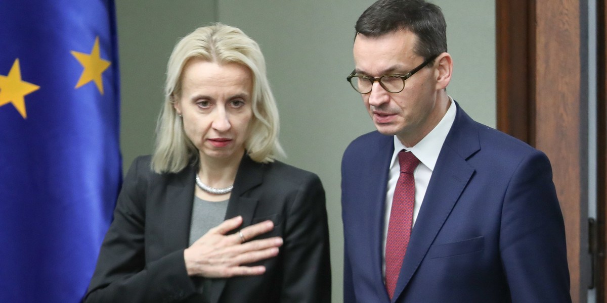 Na zdjęciu minister finansów Teresa Czerwińska i premier Mateusz Morawiecki. Rząd wycofał się z "testu przedsiębiorcy", ale nie planu weryfikowania działalności gospodarczych