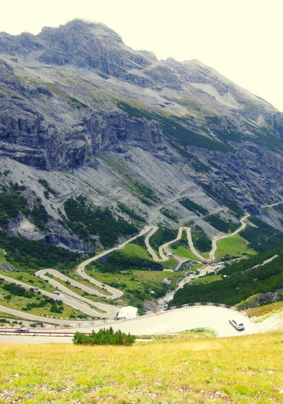 Wjazd na Passo dello Stelvio to pasmo licznych zakrętów i wzniesień! Wyglądem przypomina rzuconą swobodnie nitkę makaronu ;)