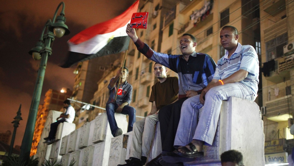 Tysiące ludzi spędziły noc na placu Tahrir w centrum Kairu przed planowaną wielką demonstracją przeciwników egipskiego prezydenta Mohammeda Mursiego. Dzisiaj przypada rocznica inauguracji prezydentury Mursiego.