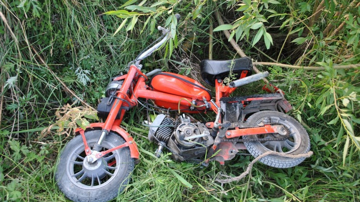 W miejscowości Gatne Pierwsze na drodze gruntowej doszło do zderzenia motoroweru z samochodem osobowym. W wyniku zdarzenia 10-letni motorowerzysta z obrażeniami ciała został przetransportowany do szpitala. Okazało się, że kierowca osobówki miał ponad 0,7 promila alkoholu w organizmie.