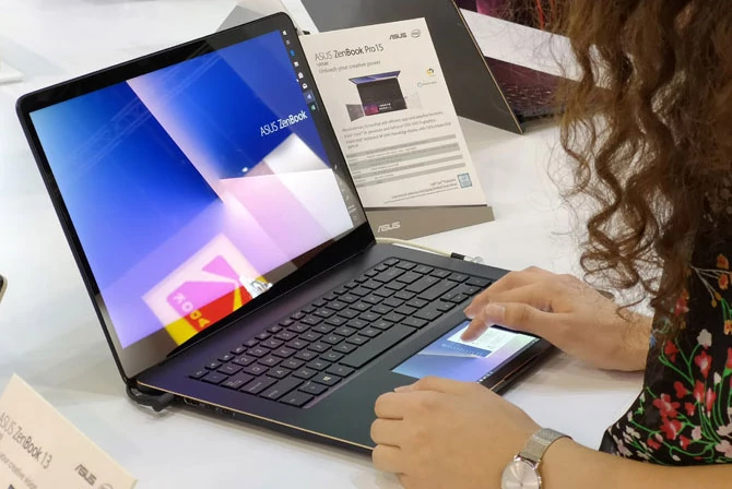 Asus ZenBook 15 Pro w pełnej krasie. Ciekaw jestem, czy nowy pomysł Asusa rzeczywiście okaże się wygodny w czasie realnego użytkowania tego notebooka.