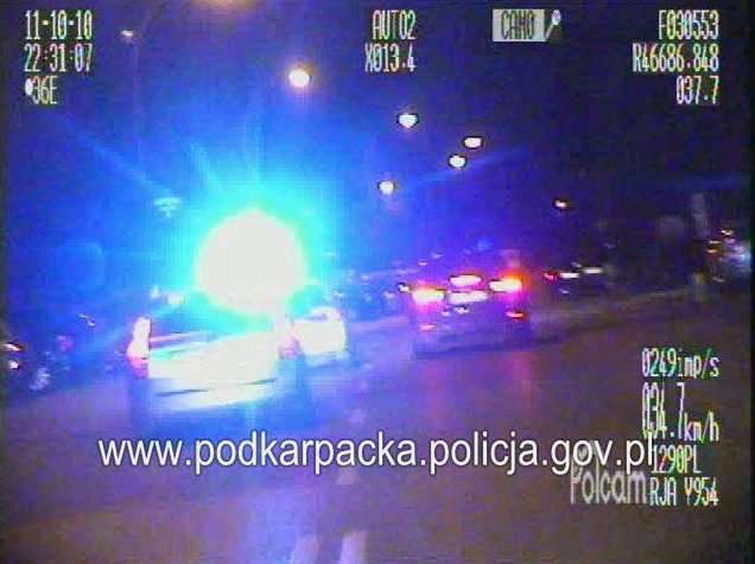 Zobacz, jak kierowca ucieka policji! WIDEO