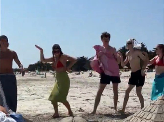 Turisti u Bugarskoj se ludo zabavljaju na plaži