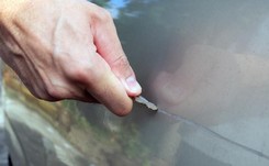 Zatrzymano kobietę, która porysowała 10 samochodów. Jak tłumaczy, była 'zdenerwowana'