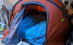 "Edukacyjny aktywista" zamieszkał w "hermetycznym" namiocie. Bo boi się koronawirusa