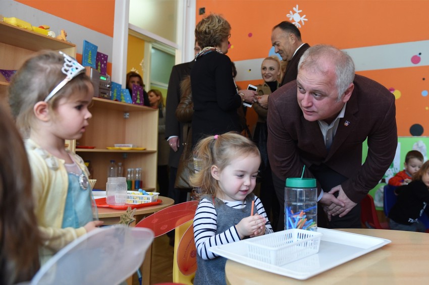 Goran Vesić sa decom u vrtiću