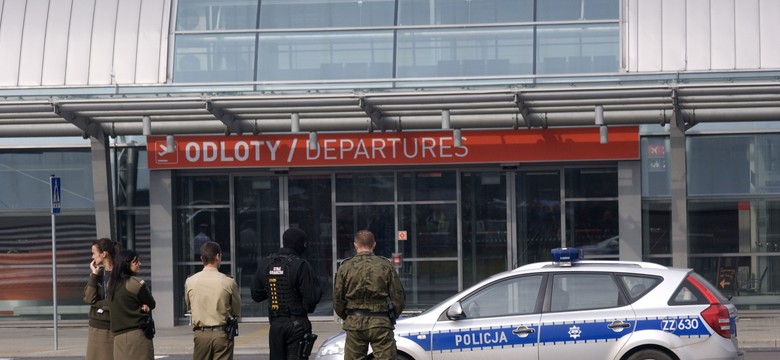Fałszywy alarm na lotnisku w Modlinie. Policja zatrzymała 21 osób