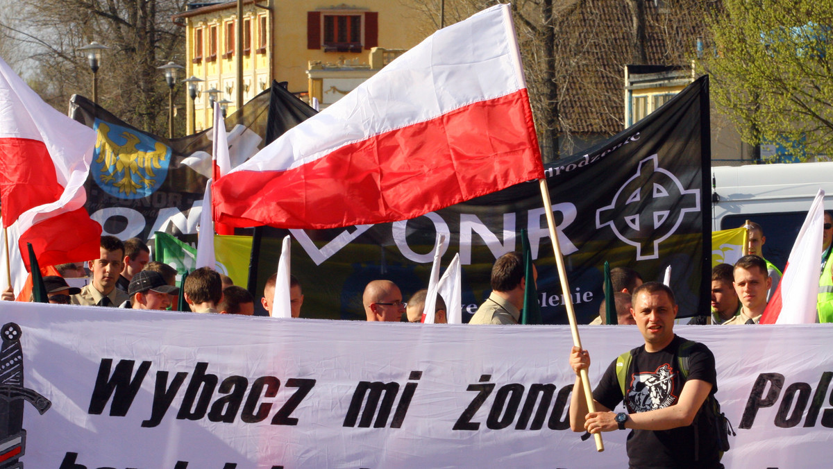 Członkowie i sympatycy Obozu Narodowo Radykalnego (ONR) demonstrowali w Opolu. Kilkadziesiąt metrów dalej kontrmanifestację zorganizowało stowarzyszenie "Opole bez uprzedzeń". Policja rozdzielała obie demonstracje, które przebiegły spokojnie.