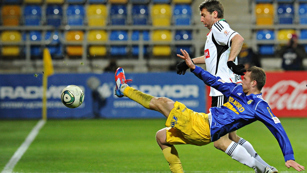 Piotr Kuklis uważa, że Arka Gdynia nie stoi na straconej pozycji przed rewanżowym meczem w 1/2 finału Pucharu Polski. - Myślę, że Legia będzie chciała nas przejść jak najmniejszym nakładem sił. Każda strzelona przez nas bramka może jednak wprowadzić w ich szeregi nerwowość - stwierdził.