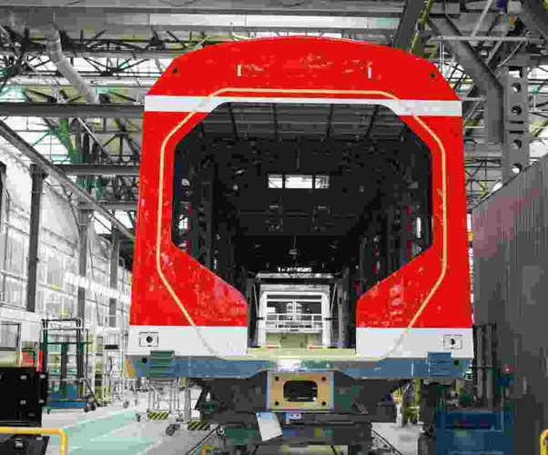 Wrocławska fabryka Bombardiera dotychczas znana był przede wszystkim z produkcji nadwozi lokomotyw Traxx. Np. w 2014 r. powstało tu prawie 110 nadwozi dla lokomotyw, które w wersjach: spalinowej, elektrycznej i hybrydowej są sprzedawane na całym świecie. W ubiegłym roku kanadyjski koncern zdecydował, że zakład zostanie rozbudowany i będzie działał też na rzecz zleceń dla kolei pasażerskich. Na zdjęciu: pociągi są malowane na czerwono w barwy DB