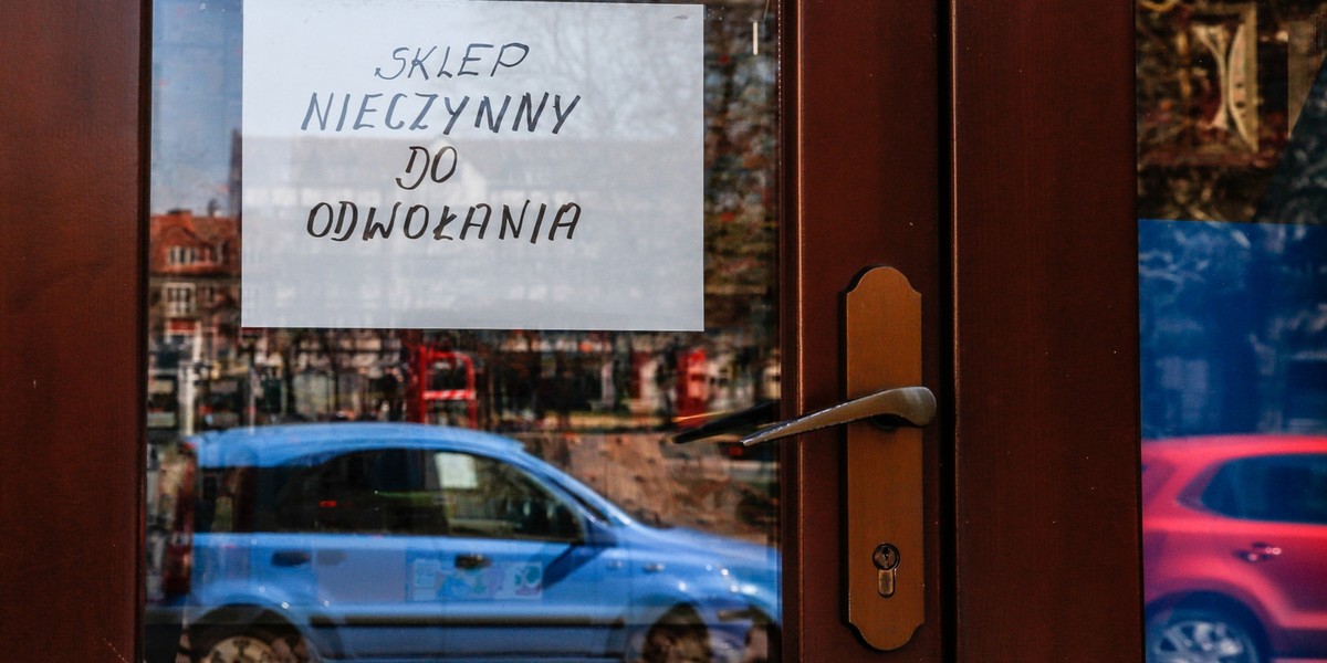 Rzecznik Ministerstwa Zdrowia Wojciech Andrusiewicz powiedział, że "od połowy kwietnia uwalniane będą kolejne sektory gospodarki, żeby ona mogła ruszyć".