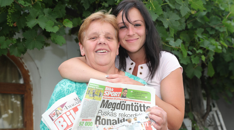 Kecskés Zsuzsanna (jobbra) a nyertes Blikket kiválasztó édesanyjával osztozik az utalványon /Fotó: Varga Imre