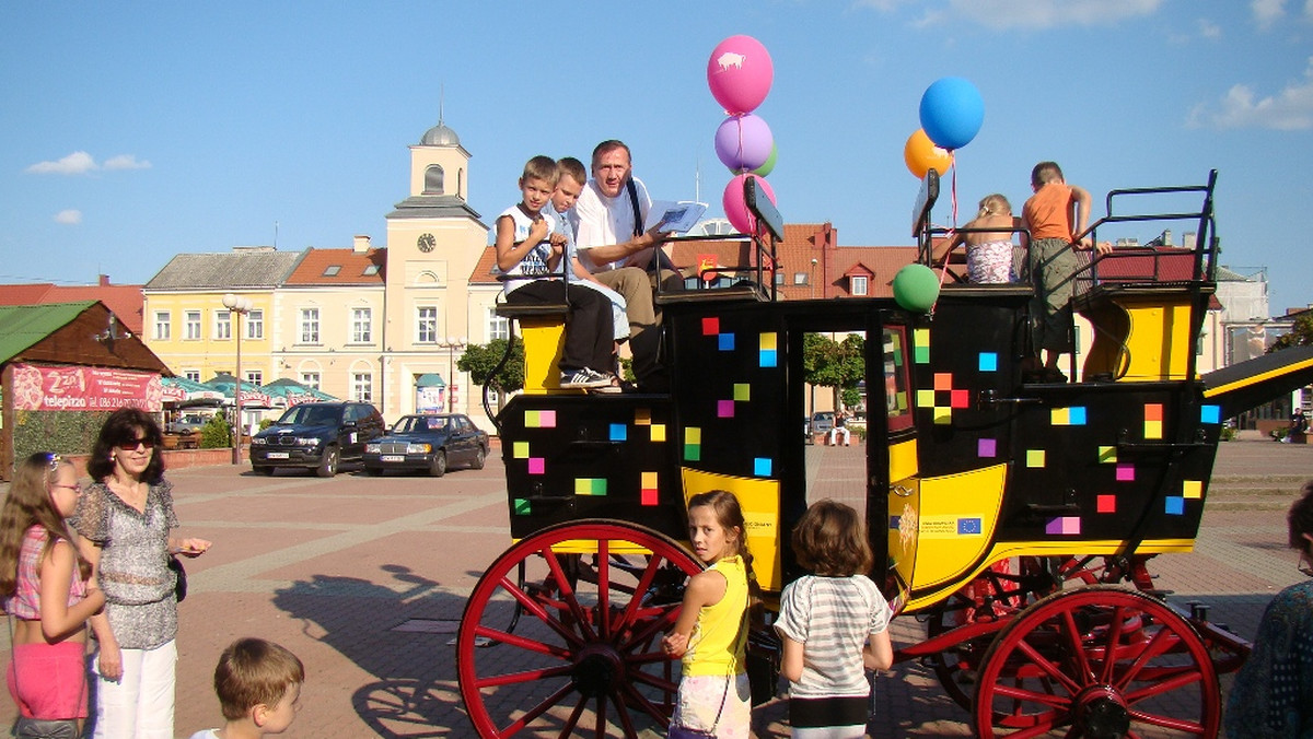 Kolorowy dyliżans akcji "Podlaska Poczta Polowa" odwiedza w sierpniu 22 miejscowości województwa podlaskiego. Mieszkańcy i turyści mają okazję do bezpłatnego wysłania kart pocztowych z pieczęcią Poczty.