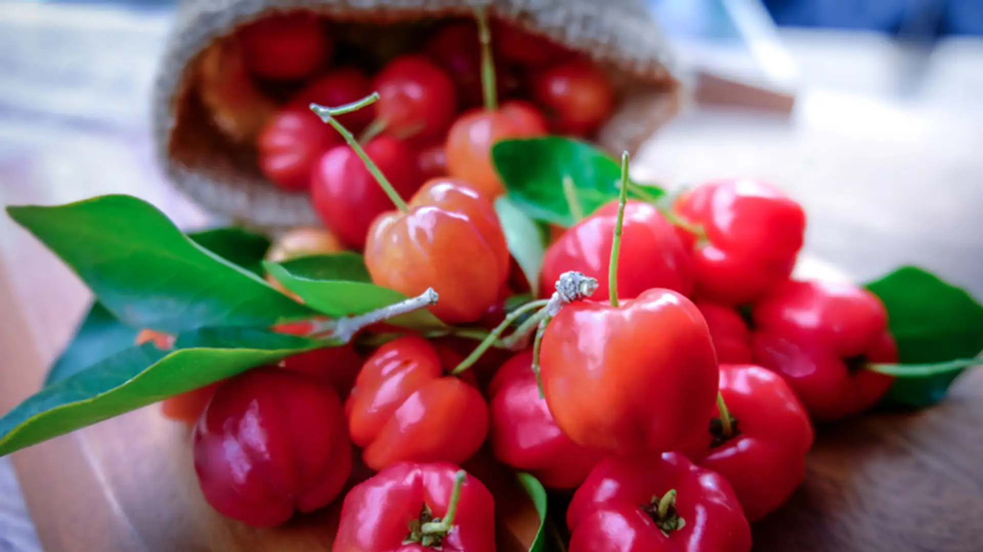 Acerola - bogate źródło witaminy C, które wyglądem przypomina wiśnię