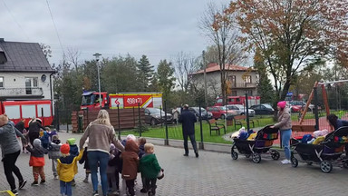 Dyrekcja żłobka urządziła próbną ewakuację. Część internautów  jest oburzona. "I stres pourazowy gotowy"