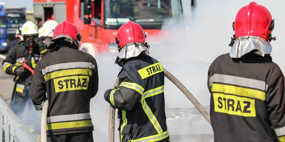 Pożar w Szczecinie. Rodzice z dzieckiem uciekali z płomieni, drugie wyciągnęli strażacy