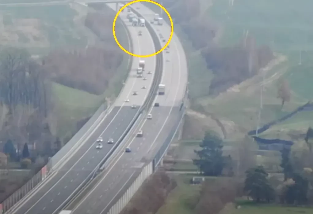 Poľský policajný dron monitoruje predbiehanie kamiónov na diaľnici. V Poľsku za to hrozí pokuta 240 eur. 