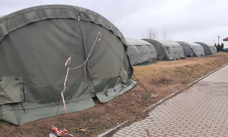 Wojskowe namioty przy strefie stanu wyjątkowego