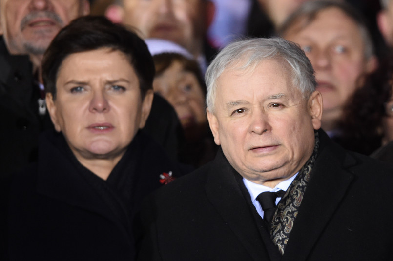 Jarosław Kaczyński i premier Beata Szydło podczas zgromadzenia zorganizowanego przez PiS przy pomniku Wincentego Witosa na placu Trzech Krzyży w Warszawie
