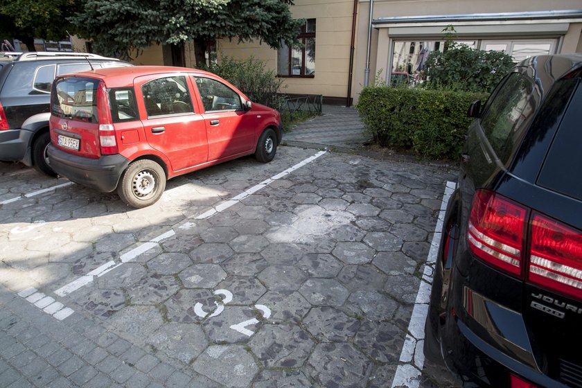 Wolne miejsce do zaparkowania przy ul. Zamkowej w Tarnowskich Górach