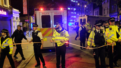 "Meg fogok ölni minden muszlimot!" - Ordította a londoni támadó, majd az imáról hazatérők közé hajtott