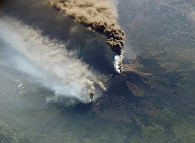 Wybuch wulkanu Etna widziany z kosmosu