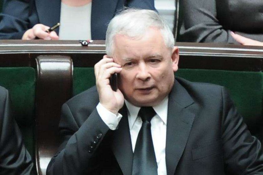 Kaczyński rozmawiał przez telefon na expose