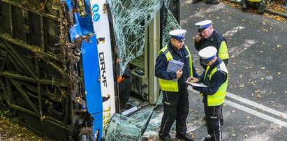 Kierowca zasłabł! Autobus runął na jezdnię!