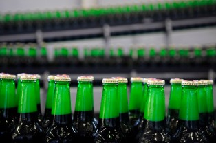 Zwracamy coraz więcej butelek po piwie. Jednak "dla małych browarów to nieopłacalne"