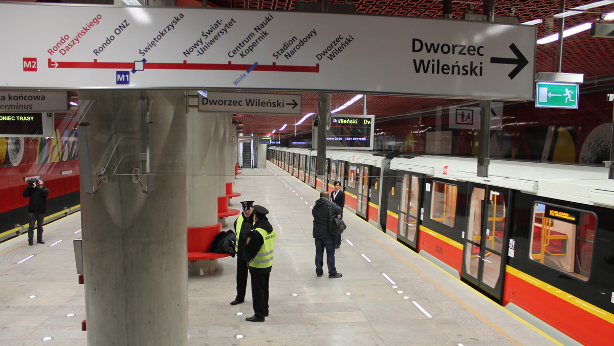 Ostatni oficjalny dokument niezbędny do uruchomienia II linii metra trafił dziś do władz stolicy. To pismo Instytutu Kolejnictwa, potwierdzające, że podziemne systemy działają sprawnie. – Wszystko wskazuje na to, że otwarcie nastąpi w niedzielę – powiedział Onetowi Bartosz Milczarczyk, rzecznik stołecznego Ratusza.